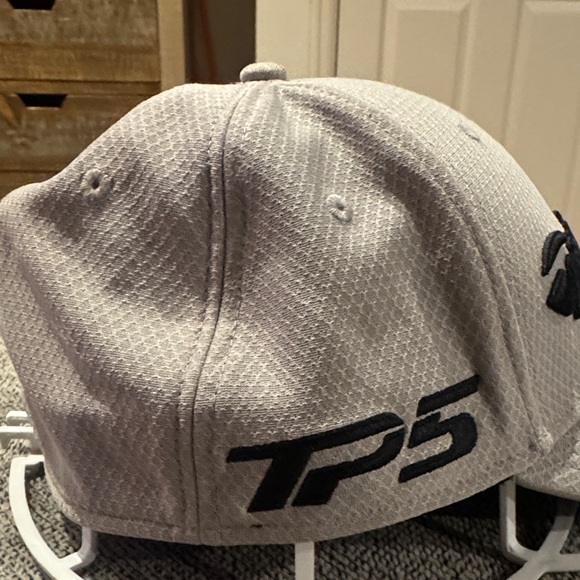 TaylorMade Light Gray Golf Cap - Picture 6 of 7